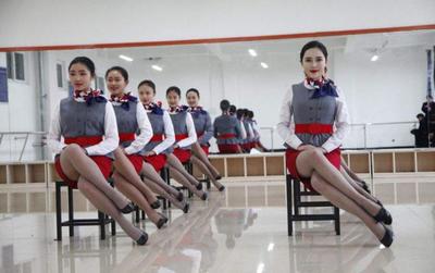 为什么空姐的制服是裙子,蹲着服务乘客的时候不会“不方便”吗?